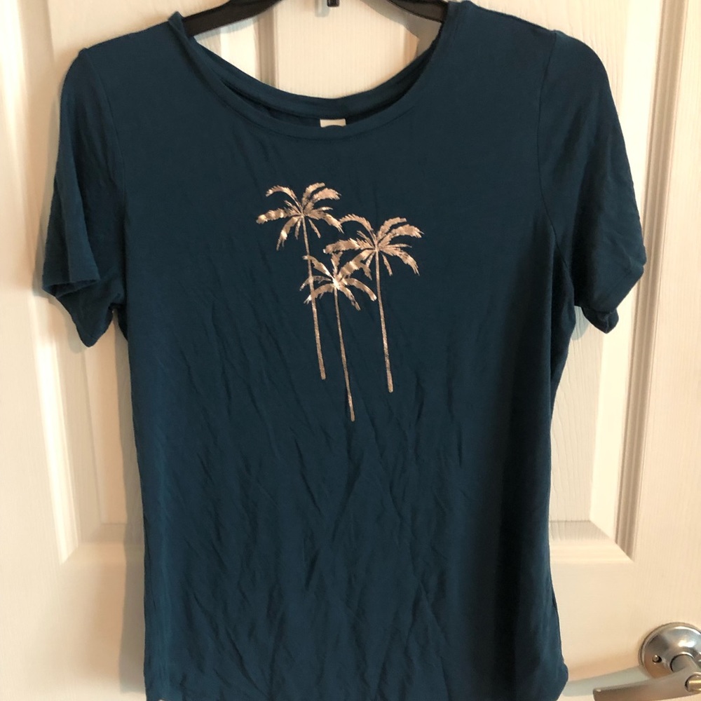 Short sleeve tee shirt by old navy. Size small.